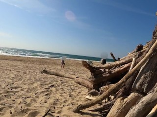 A LA PLAGE j'enlève ma culotte un voyeur me tourne autour