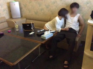 【素人】店〇にバレないようにカラオケでコソコソと快感に満ちる素人カップル達。