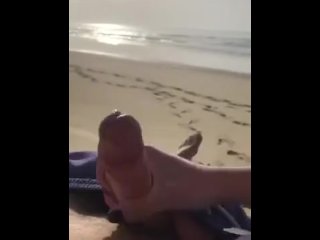 Dick Flash : Une beurette française me surprend sur la plage et finit par me faire jouir