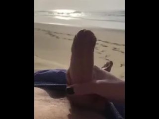 Dick Flash : Une beurette française me surprend sur la plage et finit par me faire jouir