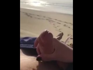 Dick Flash : Une beurette française me surprend sur la plage et finit par me faire jouir