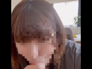 【素人投稿】美熟女人妻が勃起チンポをおいしそうにむしゃぶりつく動画