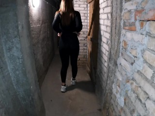 18 Year Old Girlfriend Afraid To Fuck In The Entrance And Was Fucked In The Basement Of The House