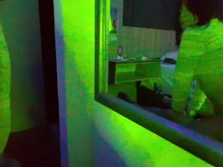 Maestro convence a su alumna de ir por primera vez al motel