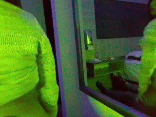 Maestro convence a su alumna de ir por primera vez al motel