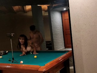 Porno casero de argentina pareja real garchando después de jugar el pool en un hotel