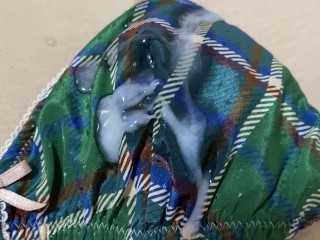 大学生の緑チェック柄ノンワイヤーブラジャーに大量ぶっかけ