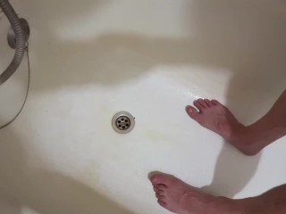 asmr: guy pissing in the bath 