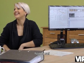 VIP4K. La milf ha segretamente la fica dal prestatore nel suo ufficio