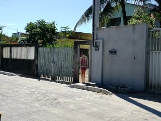 Esposa anda pelada na rua e faz sexo com o marido na varanda