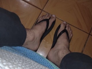 Spitting between my feets, / spit fetish