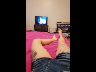 Masturbation devant la tv 