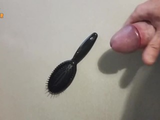 Sega e sborrata su spazzola per capelli. Amatoriale fatto in casa, grosso cazzo a carico di sborra