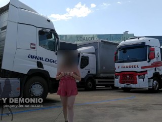 INCREDIBLE "GLORYHOLE" TO A TRUCK DRIVER... HE FILLS MY MOUTH WITH CUM