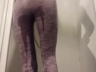 Girl pissing in her leggins