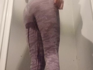 Girl pissing in her leggins