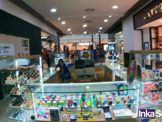 Ninfómana pelirroja colombiana en un centro comercial