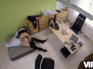 VIP4K. MILF hat Möse heimlich vom Kreditgeber in seinem Büro 