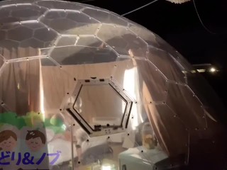 スケルトンのドームテントで裸でグランピングする美人女性