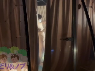 スケルトンのドームテントで裸でグランピングする美人女性