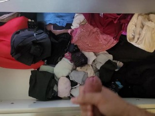 I cum all over her clothes in the drawer. Έχυσα ολα τα ρουχα της