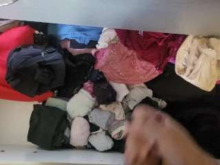 I cum all over her clothes in the drawer. Έχυσα ολα τα ρουχα της