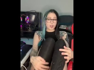 The gamer girl was distracted from the game to sweetly masturbate her pussy
