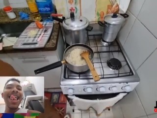 Coroa fazendo comida para seu novinho 