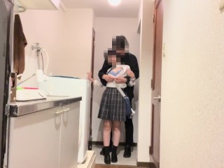 【※放課後玄関挿入※】18歳の黒髪合法JKがコンビニでお菓子を買ったあとアパートの玄関で制服のまま生ハメ