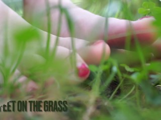 look at my dirty feet on the grass