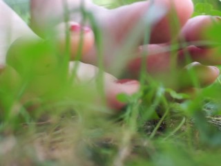 look at my dirty feet on the grass