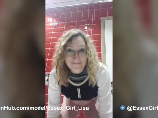 British MILF Lisa pissing in the bath