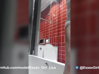 British MILF Lisa pissing in the bath