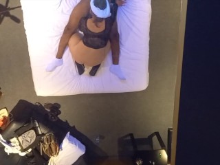 Elle trompe son mari et l'appel en vidéo pour lui montrer comment c'est une chienne à l'hotel