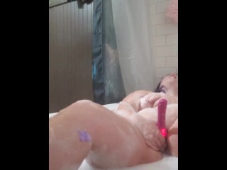 Chubby girl plays with self in bath with you! -- Ameture 