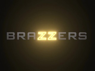 Sneaky Masseur Likes Big Tits - Dallas Playhouse / Brazzers