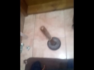 Сел на вантуз жопой! Первый раз на такую длину вошло! Подпишысь на меня в дальнейшем будет много!