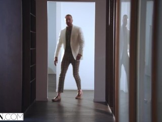 VIXEN Insatiable beauty Willow mixes business with pleasure