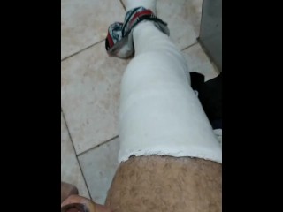 Eu com a perna engessada e uma bela punheta