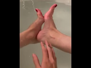 Cum countdown with Francesca Valentine and cum all over my pretty feet wet soles in the bathtub