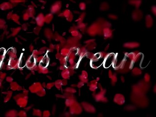 Flashing my pussy in front of people in public train station and I masturbate me Very risky