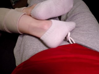 POV Najseksowniejsza przyrodnia siostra sockjob i footjob, świetna sperma na stopach