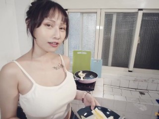 Naughty girlfriend makes me breakfast and sucks my dick- 色控 Psychoporn