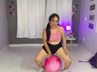 Latina caliente se ejercita y termina masturbandose - Natalia medina