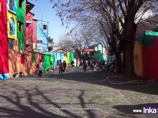 La morena argentina Turra está en la calle Caminito