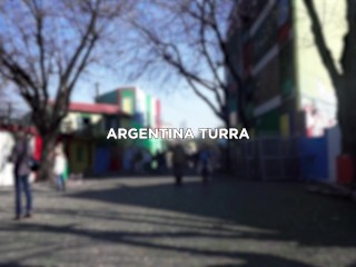 La morena argentina Turra está en la calle Caminito