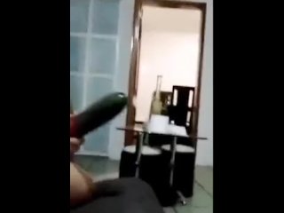 PUTA QUIERE UN PEPINO POR EL CULO Y NO LO AGUANTA 