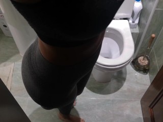 Me follo a la ama de casa por dinero cuando mi esposa no estaba 