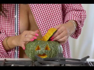 Priscilla Salerno si fa scopare in cucina ad Halloween