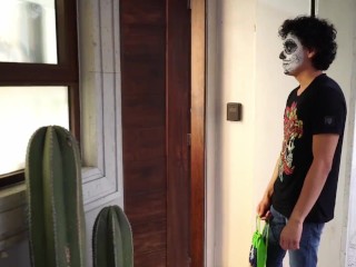 "CALAVERITA"💀​🎃(ESCENA COMPLETA)​ | ¡Me dan mi calaverita de una forma MUY CALIENTE! 🔥​😱